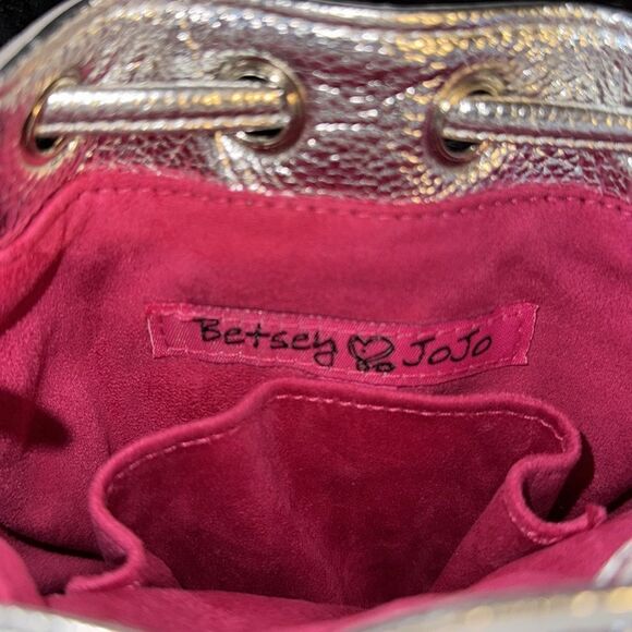 Betsey Johnson Collaboration with JoJo Siwa Metallic Bucket Bag. - Picture 9 of 10